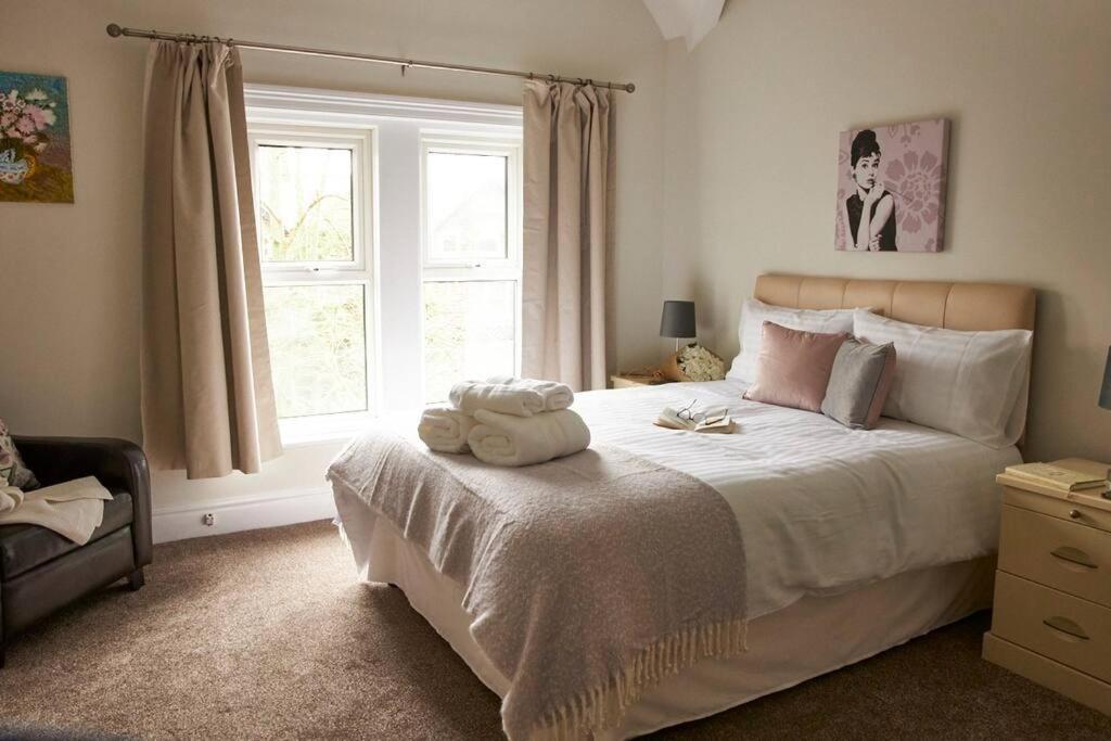 Comfy Big 7 Bedroom Townhouse ฮาร์โรเกต ภายนอก รูปภาพ