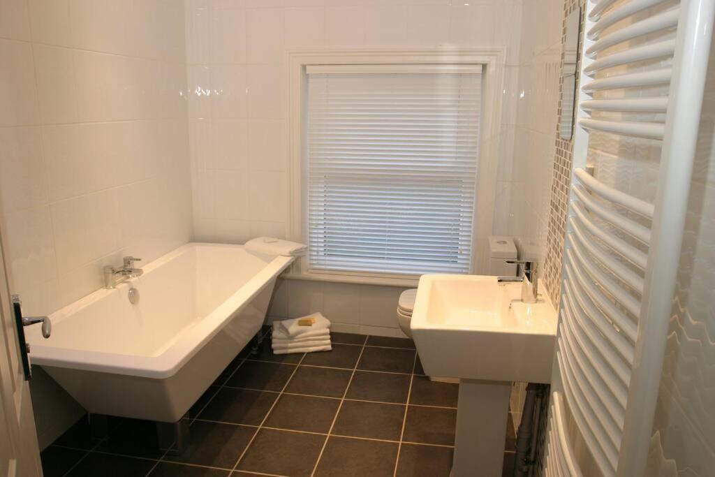 Comfy Big 7 Bedroom Townhouse ฮาร์โรเกต ภายนอก รูปภาพ