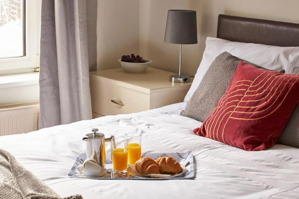 Comfy Big 7 Bedroom Townhouse ฮาร์โรเกต ภายนอก รูปภาพ