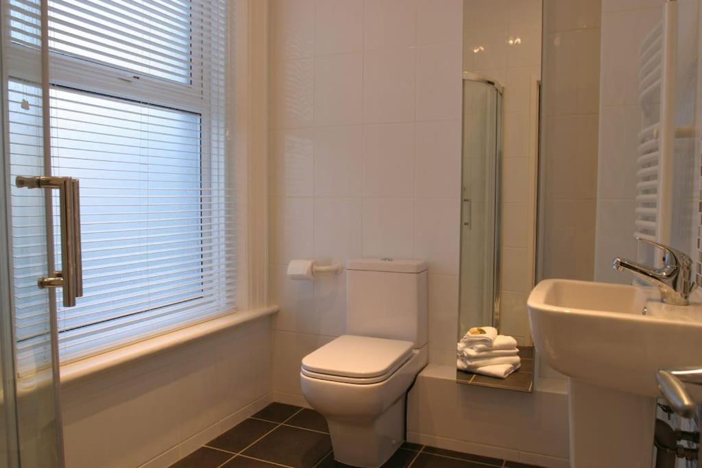 Comfy Big 7 Bedroom Townhouse ฮาร์โรเกต ภายนอก รูปภาพ