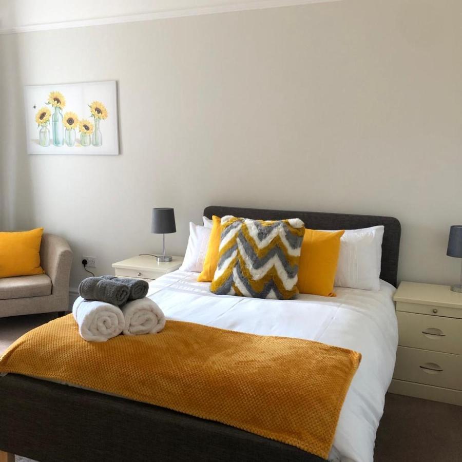 Comfy Big 7 Bedroom Townhouse ฮาร์โรเกต ภายนอก รูปภาพ