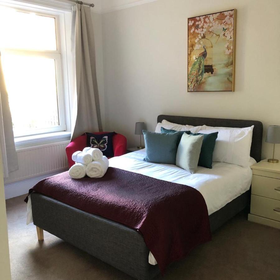Comfy Big 7 Bedroom Townhouse ฮาร์โรเกต ภายนอก รูปภาพ