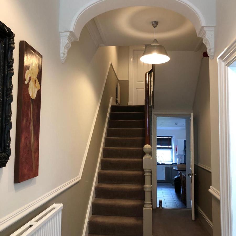 Comfy Big 7 Bedroom Townhouse ฮาร์โรเกต ภายนอก รูปภาพ