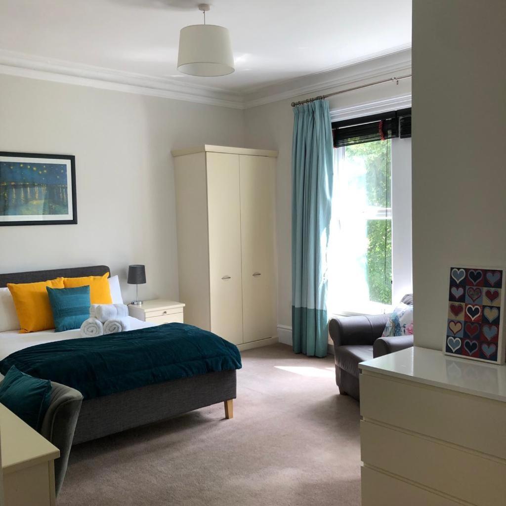 Comfy Big 7 Bedroom Townhouse ฮาร์โรเกต ภายนอก รูปภาพ